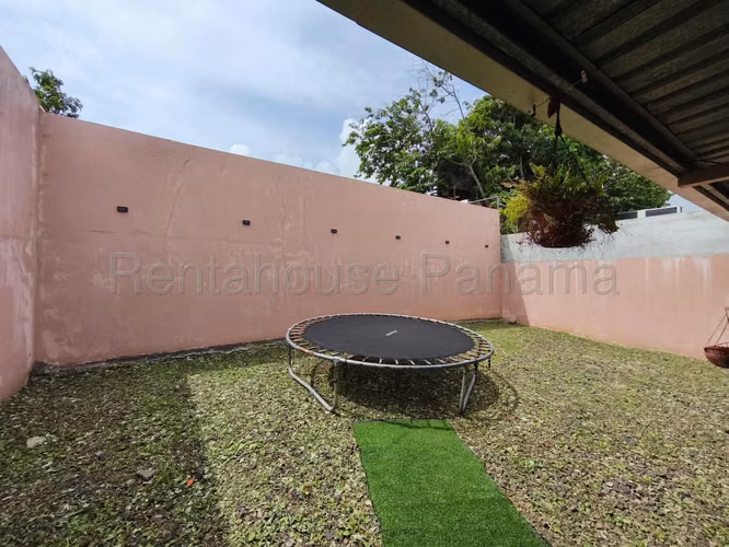 Se Vende Casa en Tocumen LA27-1015