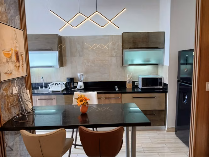 Alquilo hermoso apartamento en Obarrio, Full amoblado, 1 recamara, 95m2. - Imagen 13