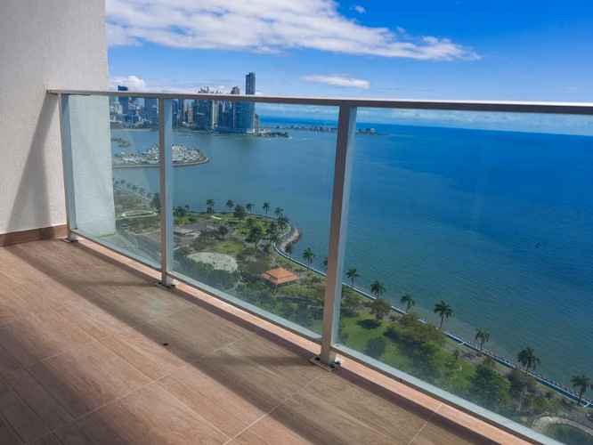En Venta Apto en H2O Av Balboa $184,000