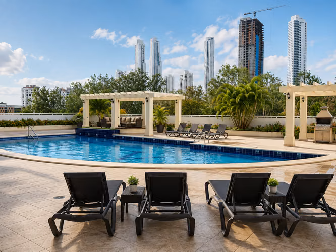 PH Vertikal | - Amplio Apartamento Amoblado de 3 Recámaras con Vista al Parque y al Mar