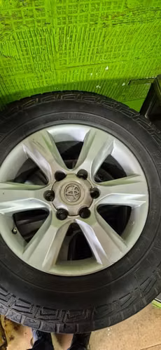 Rines Hilux con llanta