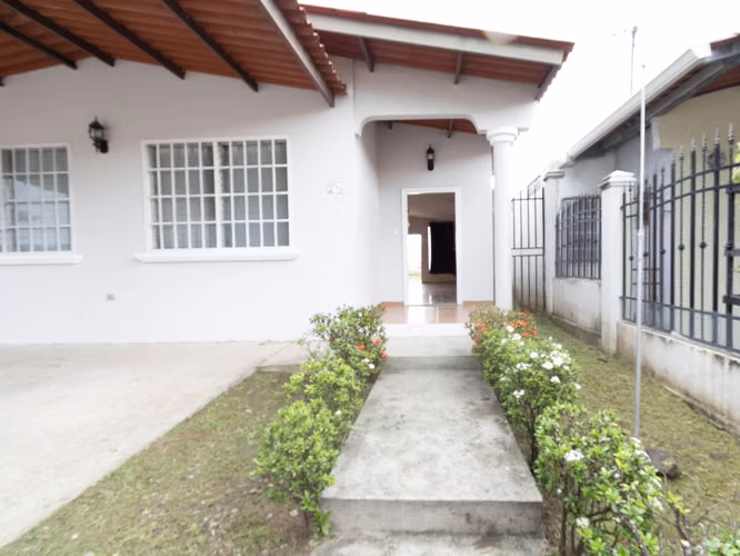 Se Vende Casa en Brisas Del Golf MDV27-1025