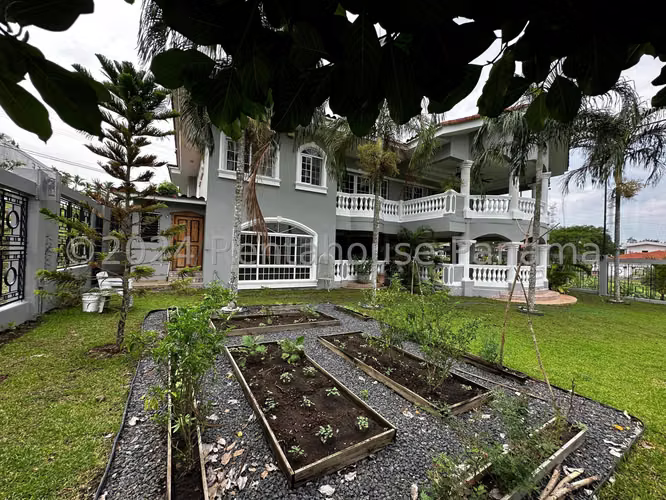 Se Vende Casa en Brisas Del Golf MDV27-1018