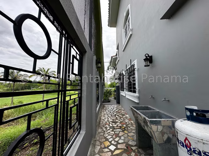 Se Vende Casa en Brisas Del Golf MDV27-1018