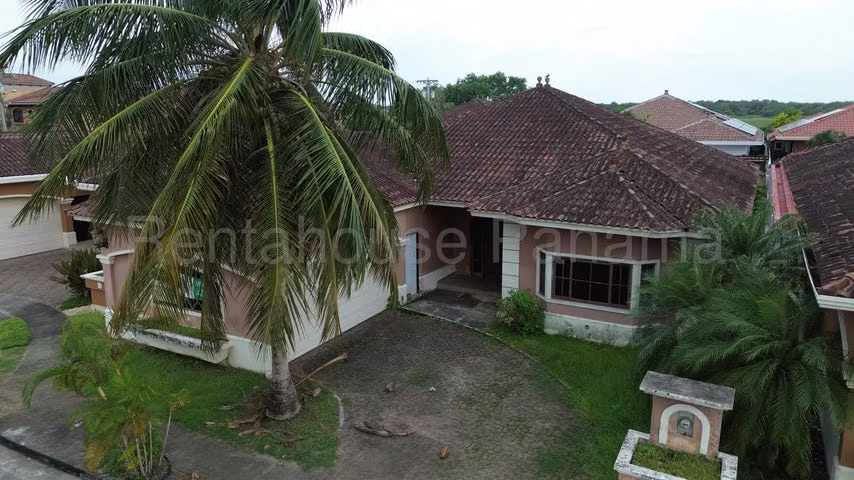 Casa con Amplio Patio en Venta en Costa Sur 27PPM1038