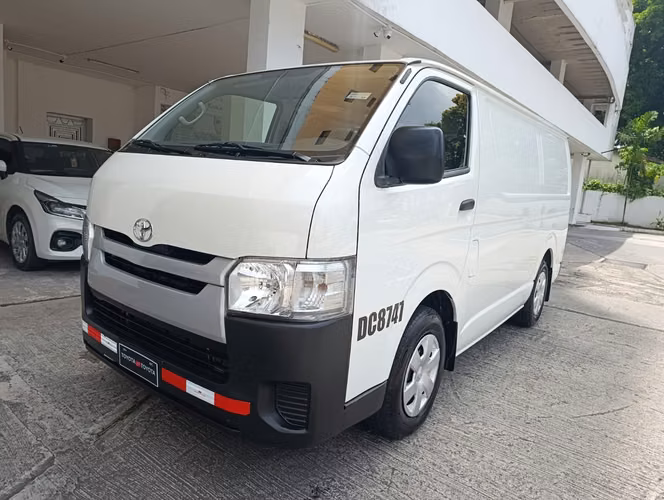 TOYOTA HIACE 2021