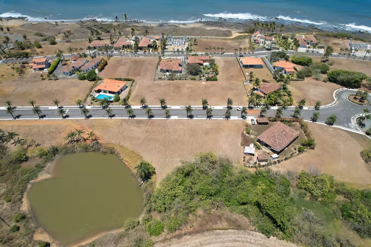Lote Amplio en Comunidad Privada de Playa-  Pedasí, Panama