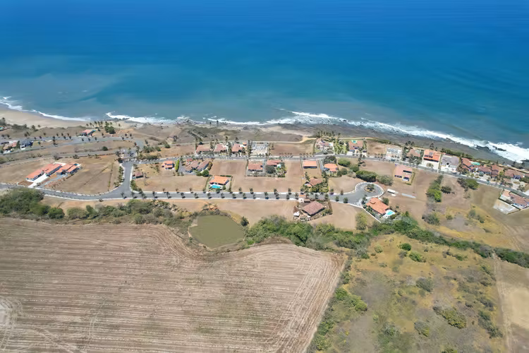 Lote Amplio en Comunidad Privada de Playa-  Pedasí, Panama