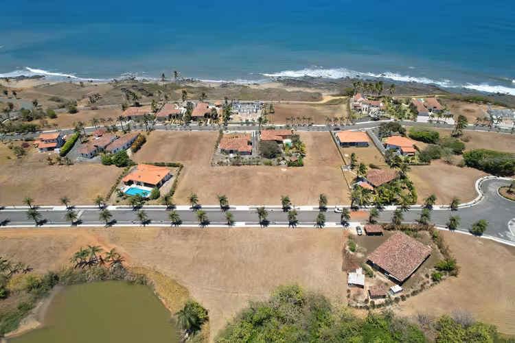 Lote Amplio en Comunidad Privada de Playa-  Pedasí, Panama