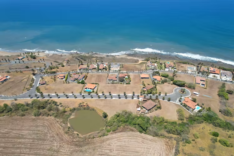 Lote Amplio en Comunidad Privada de Playa-  Pedasí, Panama