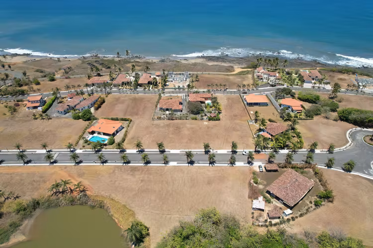 Lote Amplio en Comunidad Privada de Playa-  Pedasí, Panama