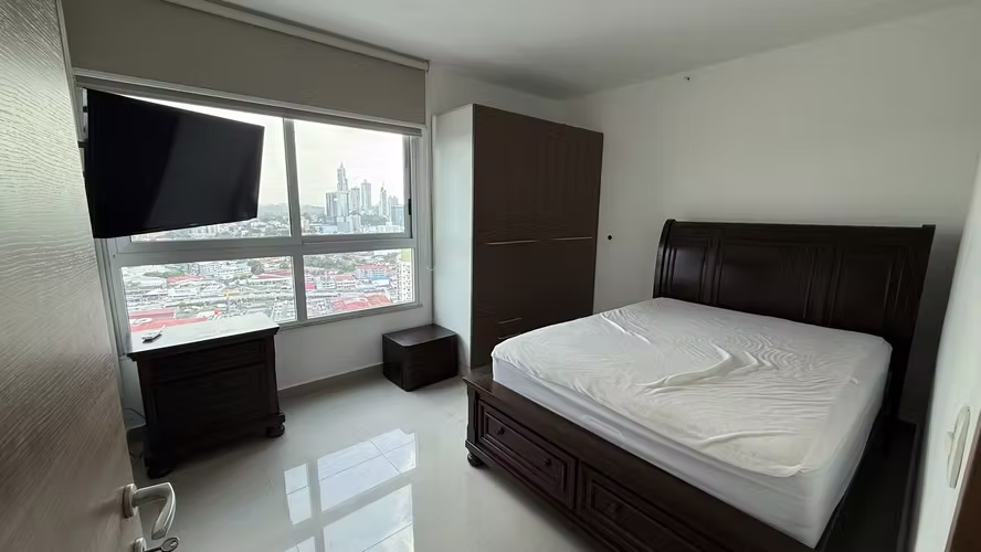 Se alquila Apt amoblado de 3 recámaras, 2 baños, 1 parking, balcón, CBE