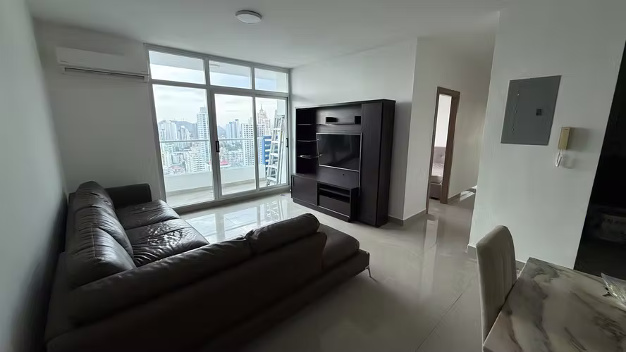 Se alquila Apt amoblado de 3 recámaras, 2 baños, 1 parking, balcón, CBE