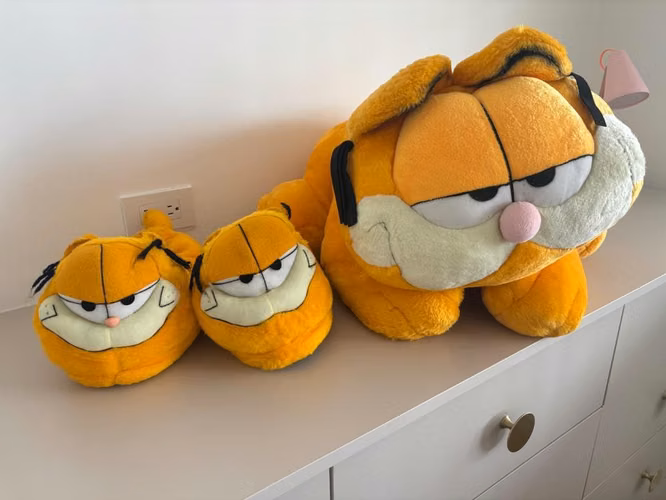 Peluche y pantuflas de Garfield.   Colchonchito para coche de bebe (20 dólares ) é