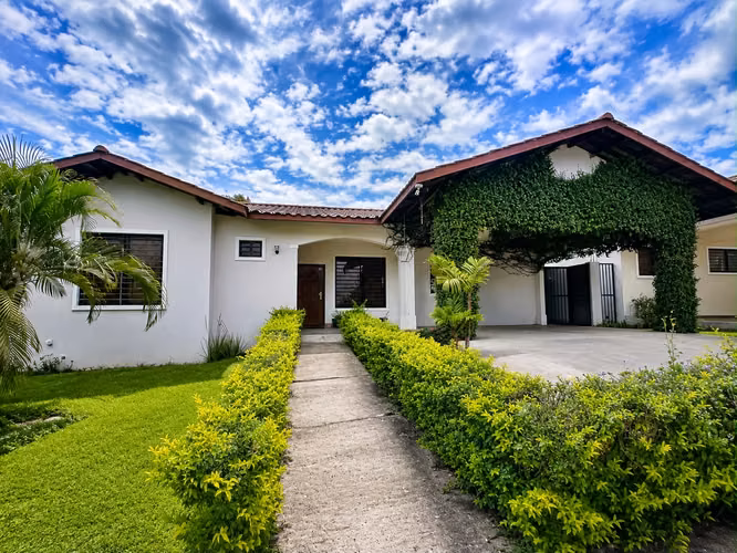 SE ALQUILA/VENDE CASA AMPLIA EN RESIDENCIAL PRIVADO DE DAVID