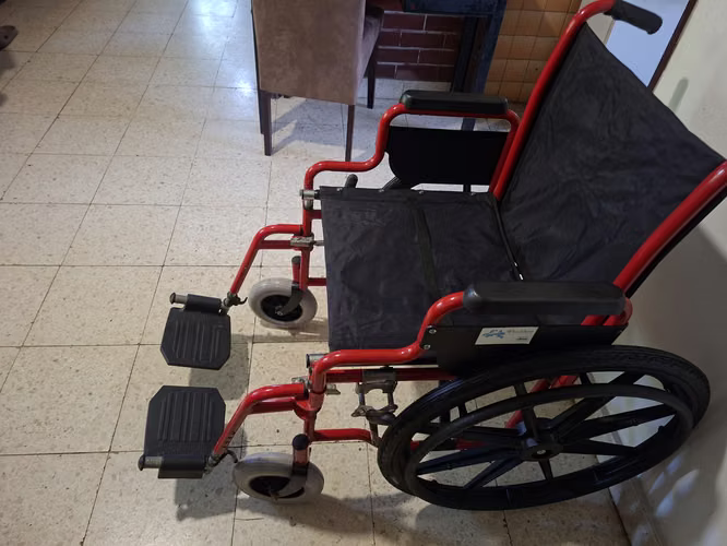 Cama hospitalaria y silla de ruedas - Imagen 5