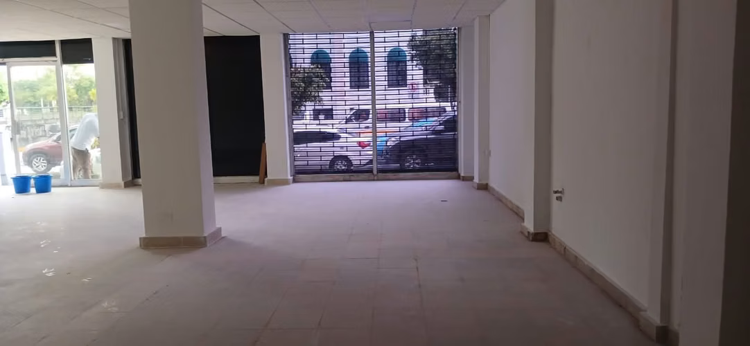 SE ALQUILA LOCAL COMERCIAL - EDIFICIO PAZOS 57 - Imagen 6