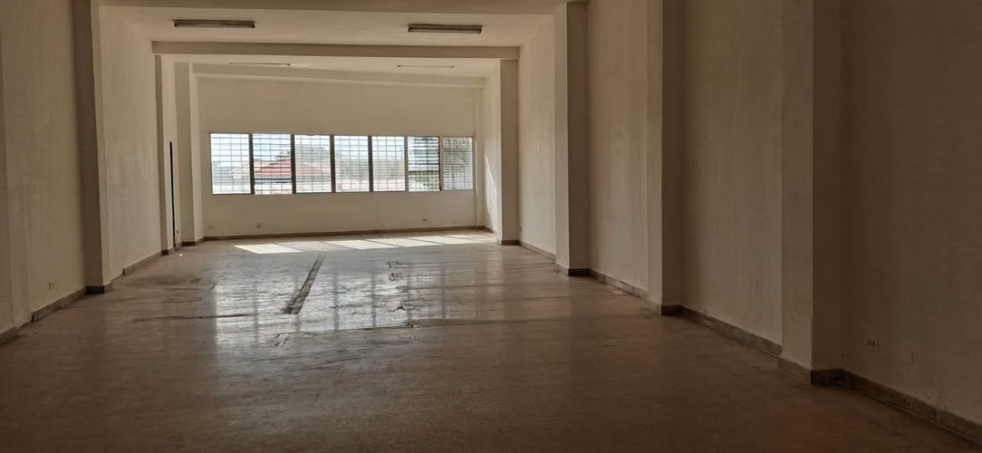 SE ALQUILA LOCAL EN CALIDONIA  -EDIFICIO DIGNA
