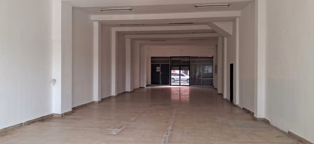 SE ALQUILA LOCAL EN CALIDONIA  -EDIFICIO DIGNA