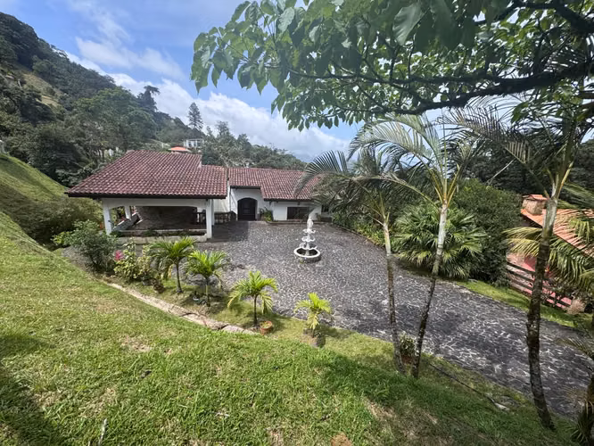 Hermosa casa de 2 plantas con piscina y rancho