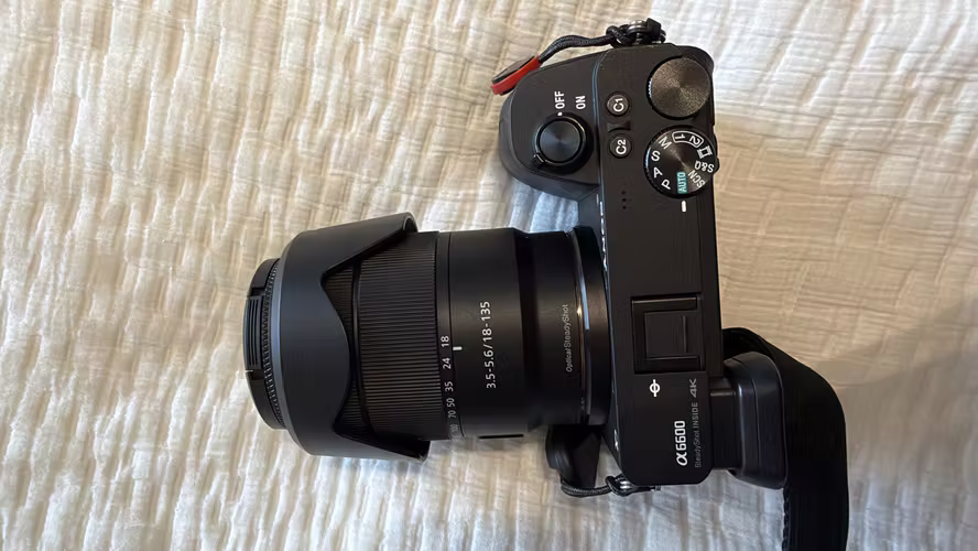 Sony Alpha a6600 + lente 18-135mm