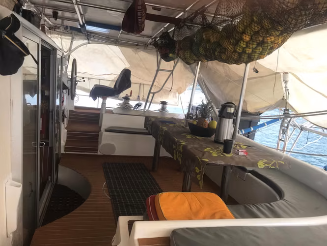 EXCURSIÓN A VELA Y FIESTA A BORDO EN GRAN CATAMARAN   HASTA 35 Pers.