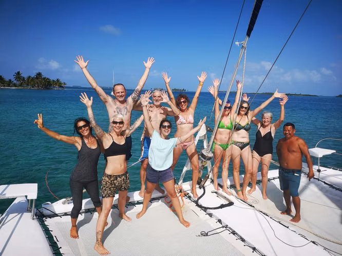 EXCURSIÓN A VELA Y FIESTA A BORDO EN GRAN CATAMARAN   HASTA 35 Pers.