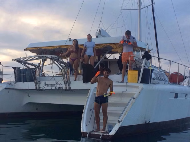 EXCURSIÓN A VELA Y FIESTA A BORDO EN GRAN CATAMARAN   HASTA 35 Pers.