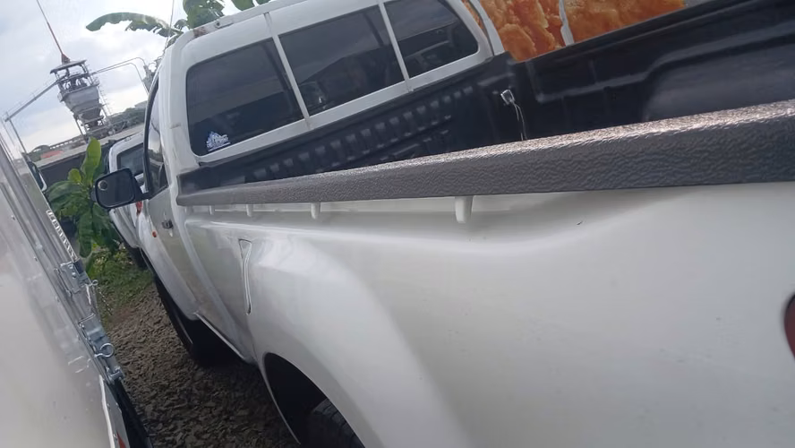 PICK UP ISUZU DE SEGUNDO NO OPERATIVO - Imagen 2