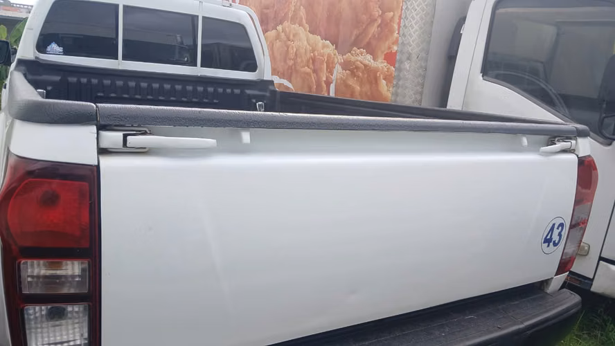 PICK UP ISUZU DE SEGUNDO NO OPERATIVO - Imagen 4