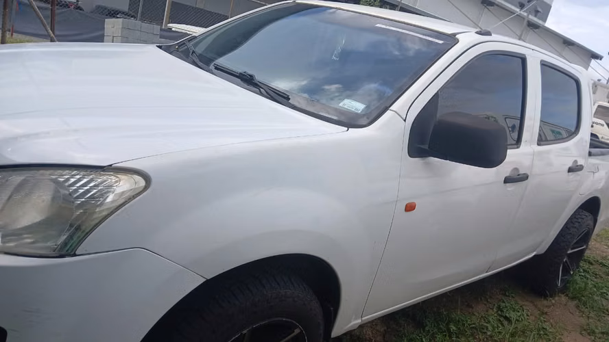 PICK UP ISUZU DE SEGUNDO NO OPERATIVO - Imagen 3