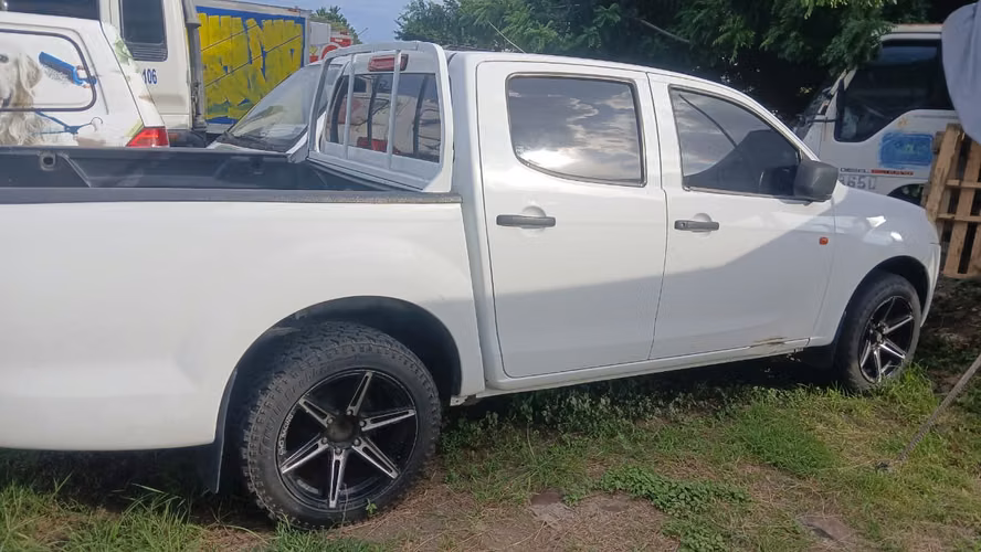 PICK UP ISUZU DE SEGUNDO NO OPERATIVO