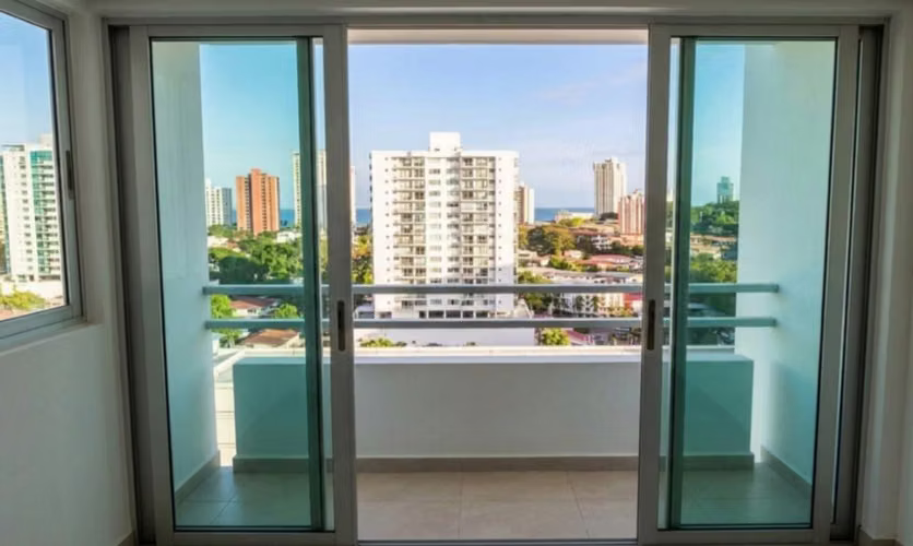 Apartment near 12 de Octubre I with a balcony and a prime location.