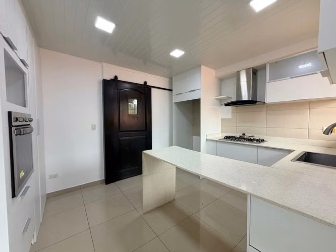 Casa en Venta con Piscina en Villa Lucre - Imagen 9