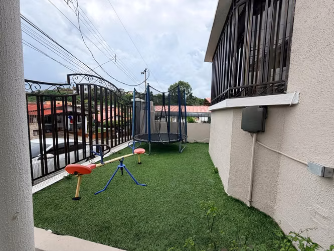 Casa en Venta con Piscina en Villa Lucre - Imagen 3
