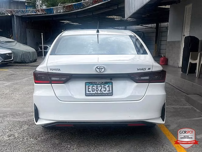 Toyota Yaris E 2023 Automática EG8251 - Imagen 5