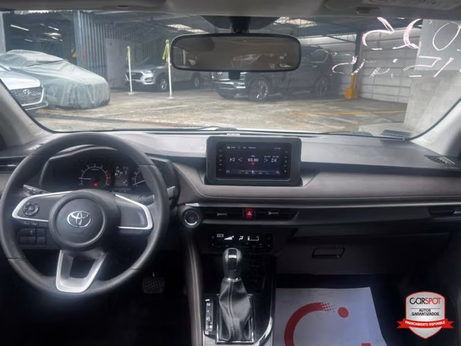 Toyota Yaris E 2023 Automática EG8251 - Imagen 8