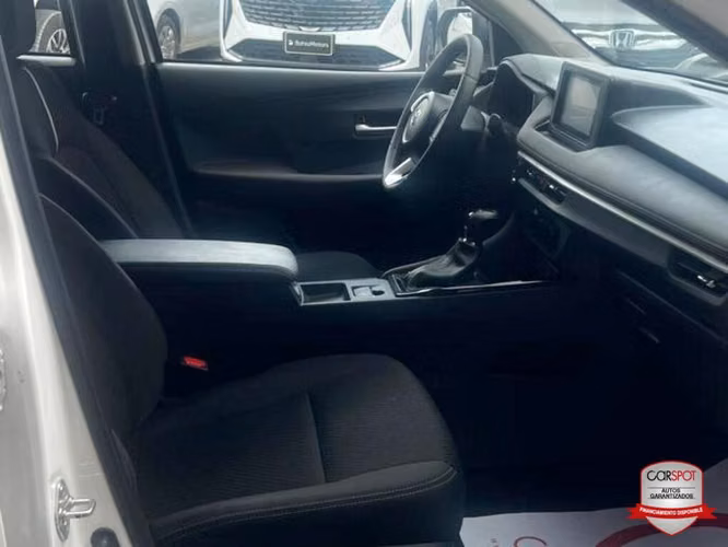 Toyota Yaris E 2023 Automática EG8251 - Imagen 7