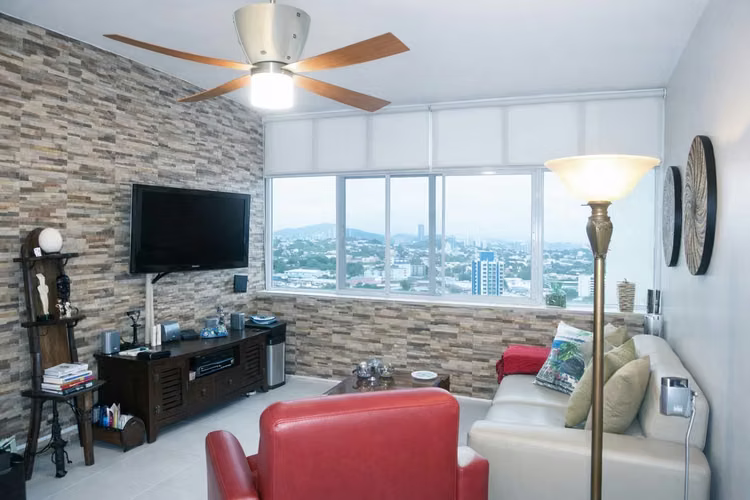 ¡Libre de Hipoteca y Listo para Habitar! Apartamento en Edison Park - Imagen 2