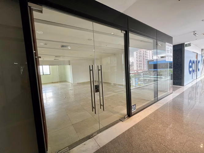 LOCAL COMERCIAL DE 103 MTS2 EN VÍA PORRAS - Imagen 3