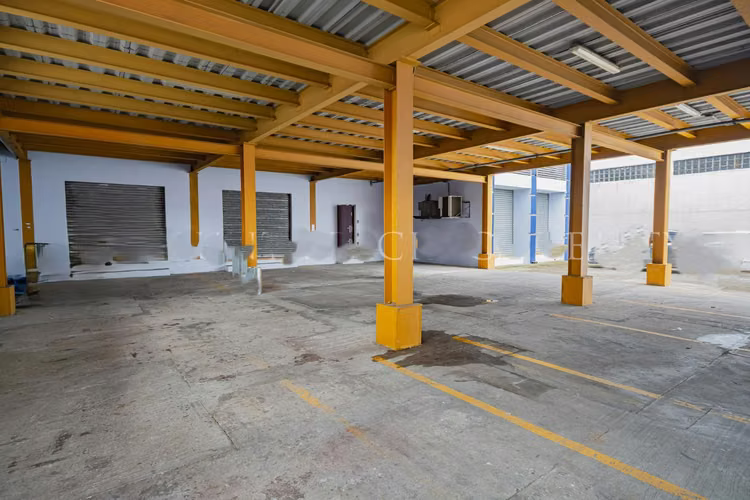 ALQUILER DE GALERA EN COSTA DEL ESTE CON EDIFICIO CORPORATIVO