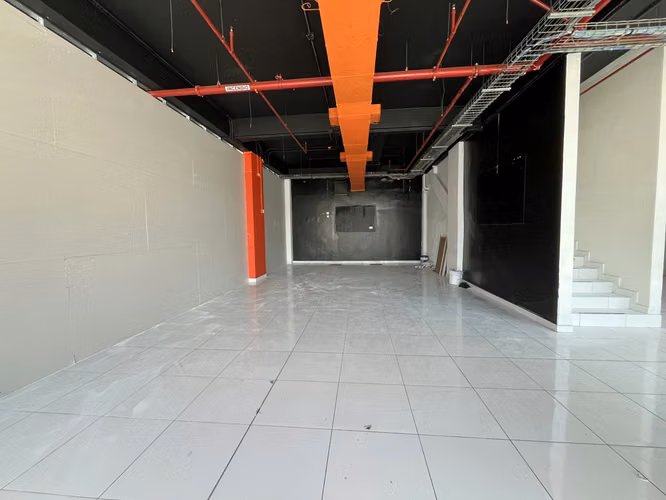 LOCAL COMERCIAL DE 90 MTS2 EN VIA PORRAS - Imagen 3