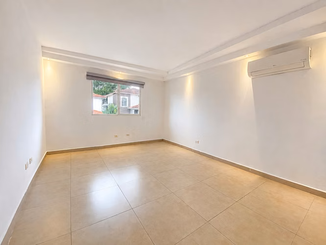 Alquiler de Casa Unifamiliar Línea Blanca en Boulevard Hills, Villa Lucre - LH