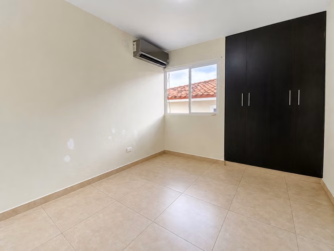 Alquiler de Casa Unifamiliar Línea Blanca en Boulevard Hills, Villa Lucre - LH