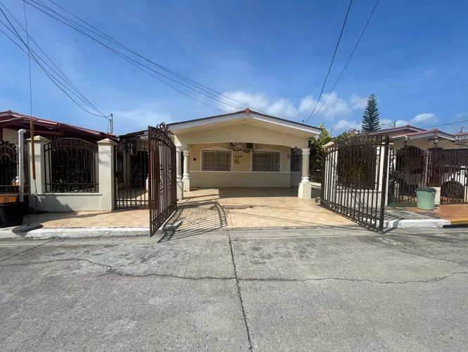 SALE OF HOUSE IN RESIDENTIAL GRATAMIRA QUINTAS - DORASOL