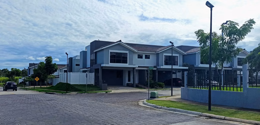 VENTA DE CASA DE ESQUINA EN PASEO DEL NORTE (BRISAS DEL GOLF)