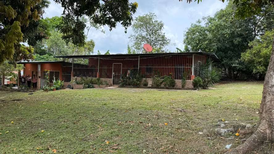 SE VENDE CASA CON TERRENO FAVORABLE EN SANTA ROSA DE CAPIRA - Imagen 2
