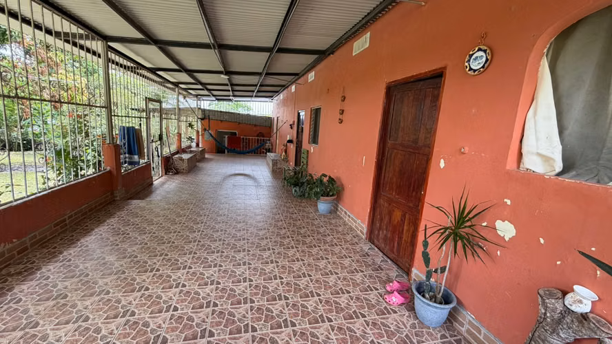 SE VENDE CASA CON TERRENO FAVORABLE EN SANTA ROSA DE CAPIRA - Imagen 3