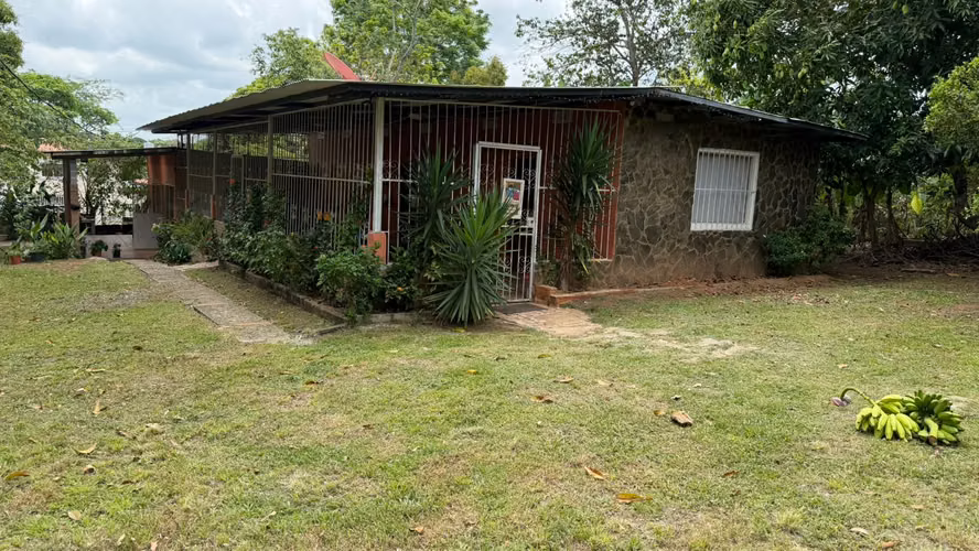 Sell house with favorable land in Santa Rosa de Capira