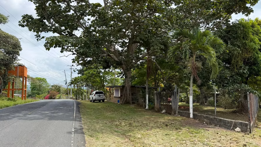 SE VENDE CASA CON TERRENO FAVORABLE EN SANTA ROSA DE CAPIRA - Imagen 13